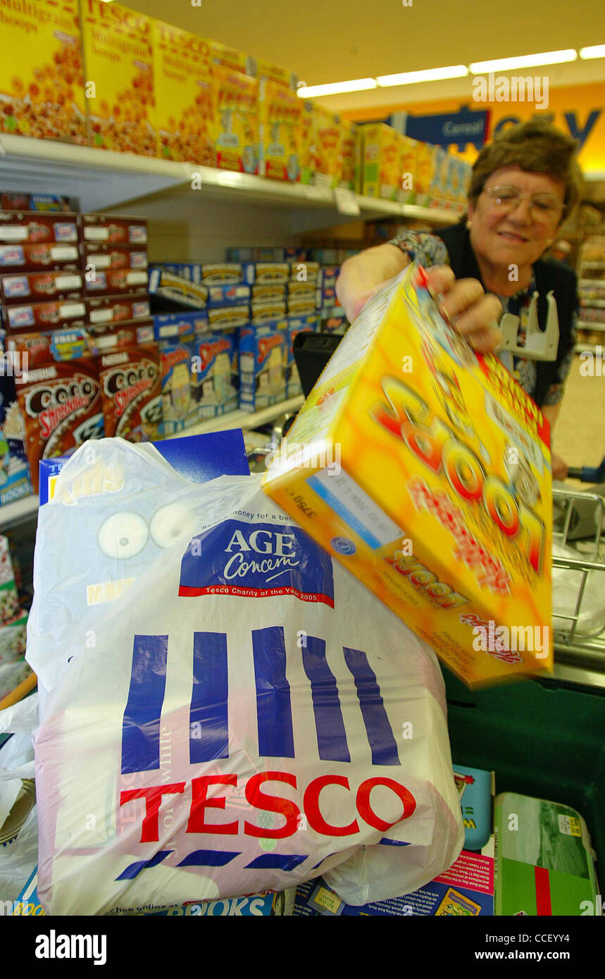 Shopping basket tesco hires stock photography and images Alamy
