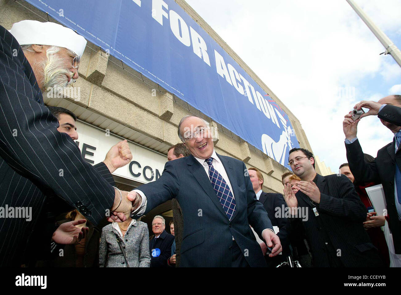 Conservative leader Michael Howard greets supporters outside the Brighton Centre. Picture by James Boardman. Stock Photo