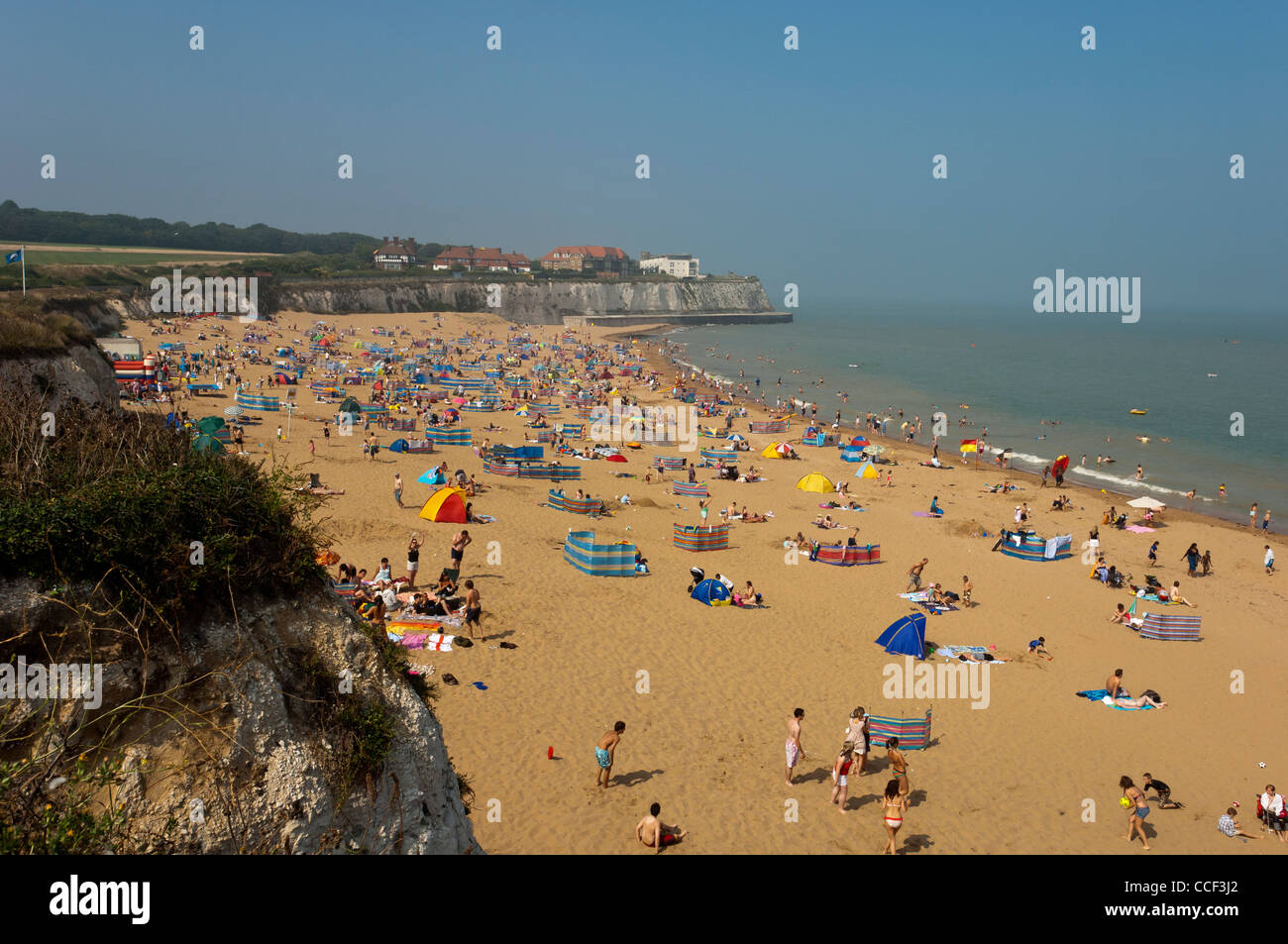 A crowded Joss Bay beach near Broadstairs, Isle of Thanet, Kent ...