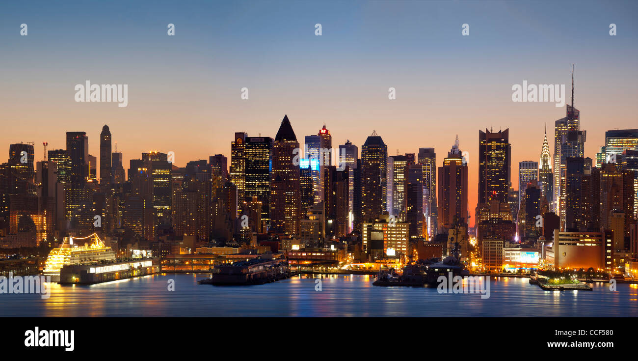 Sunrise behind the Midtown Manhattan skyline Stock Photo