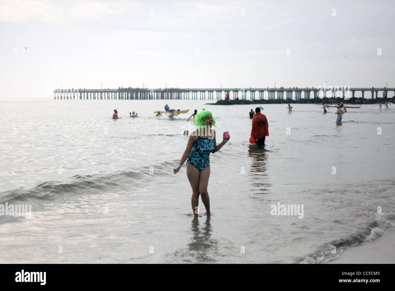 Coney island people ocean hi-res stock photography and images - Alamy