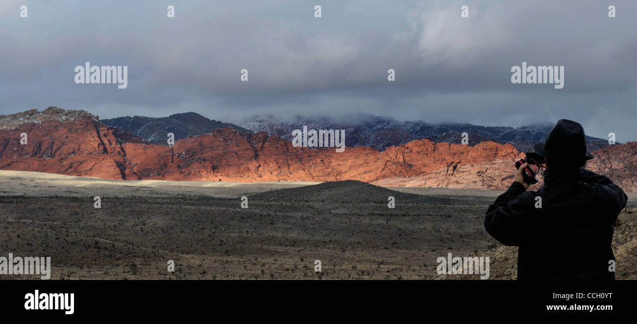 Jan 3, 2011 - Las Vegas, Nevada, U.S. - The red Aztec Sandstone hills ...