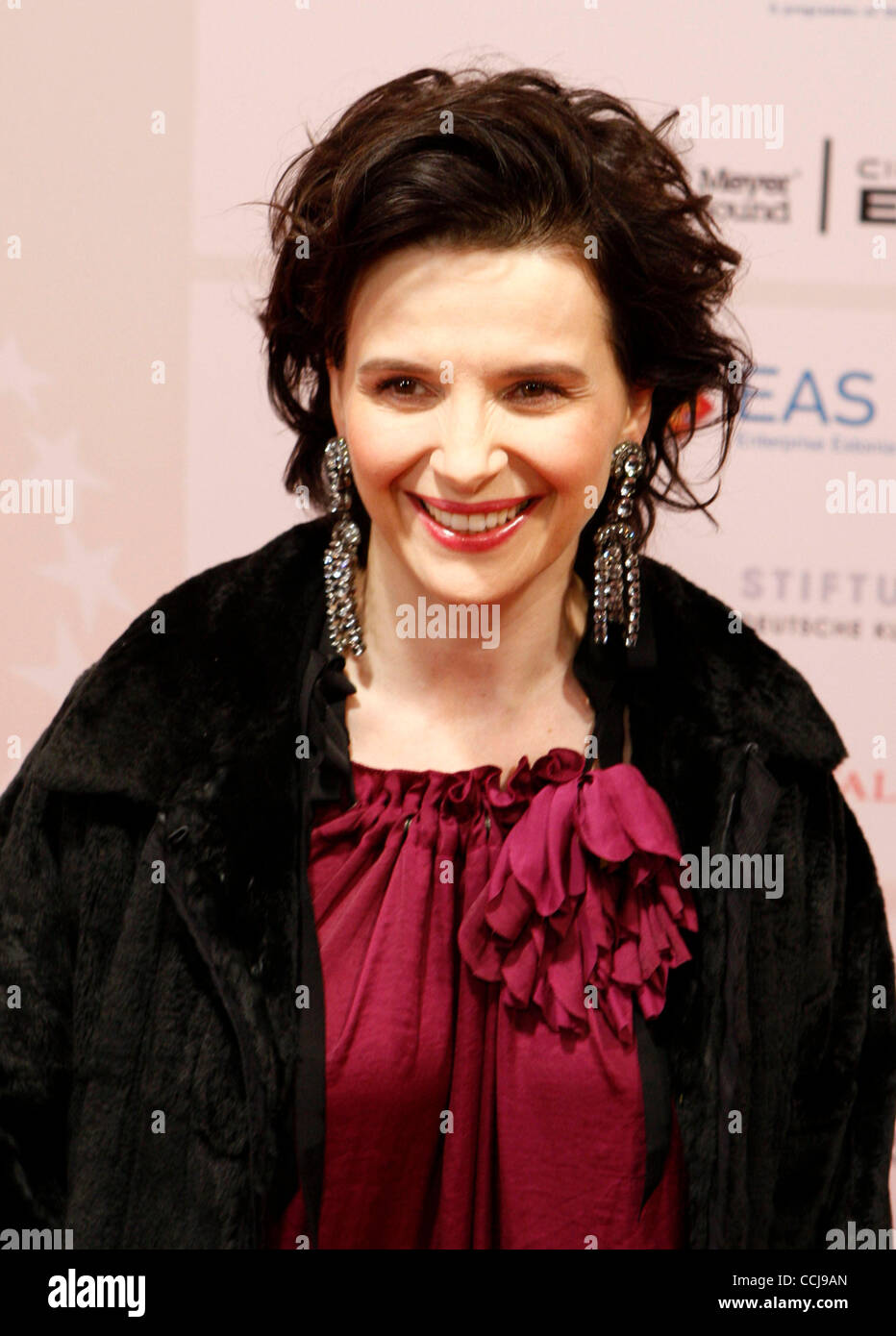 Dec. 4, 2010 - Tallin, Estonia - Actress JULIETTE BINOCHE poses for the ...