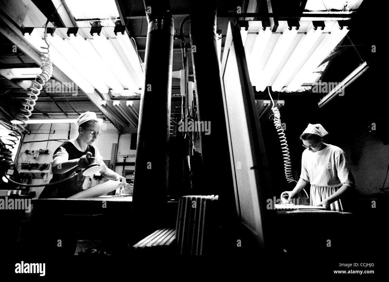 Apr. 12, 2003 Arthur, Illinois, U.S. Old Order Amish member DIANA YODER, left, and Beachy