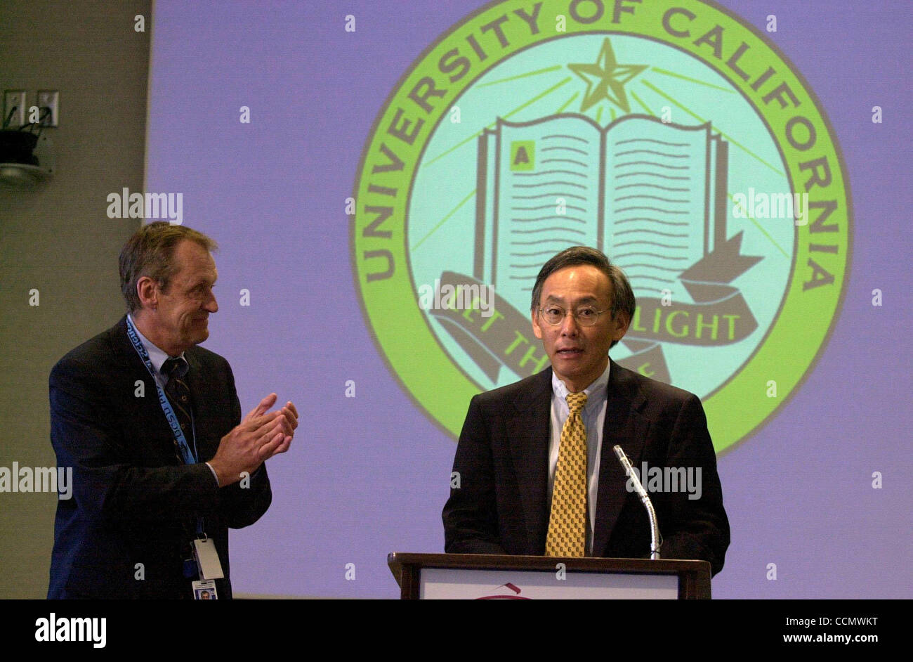 UC President Robert C. Dynes, left, introduces the new  Director of Lawrence Berkeley National Laboratory, Steven Chu, right, a professor in the physics and applied physics departments at Stanford University and a co-winnner of the Noble Prize in physics, during a press conference in Berkeley, Calif Stock Photo
