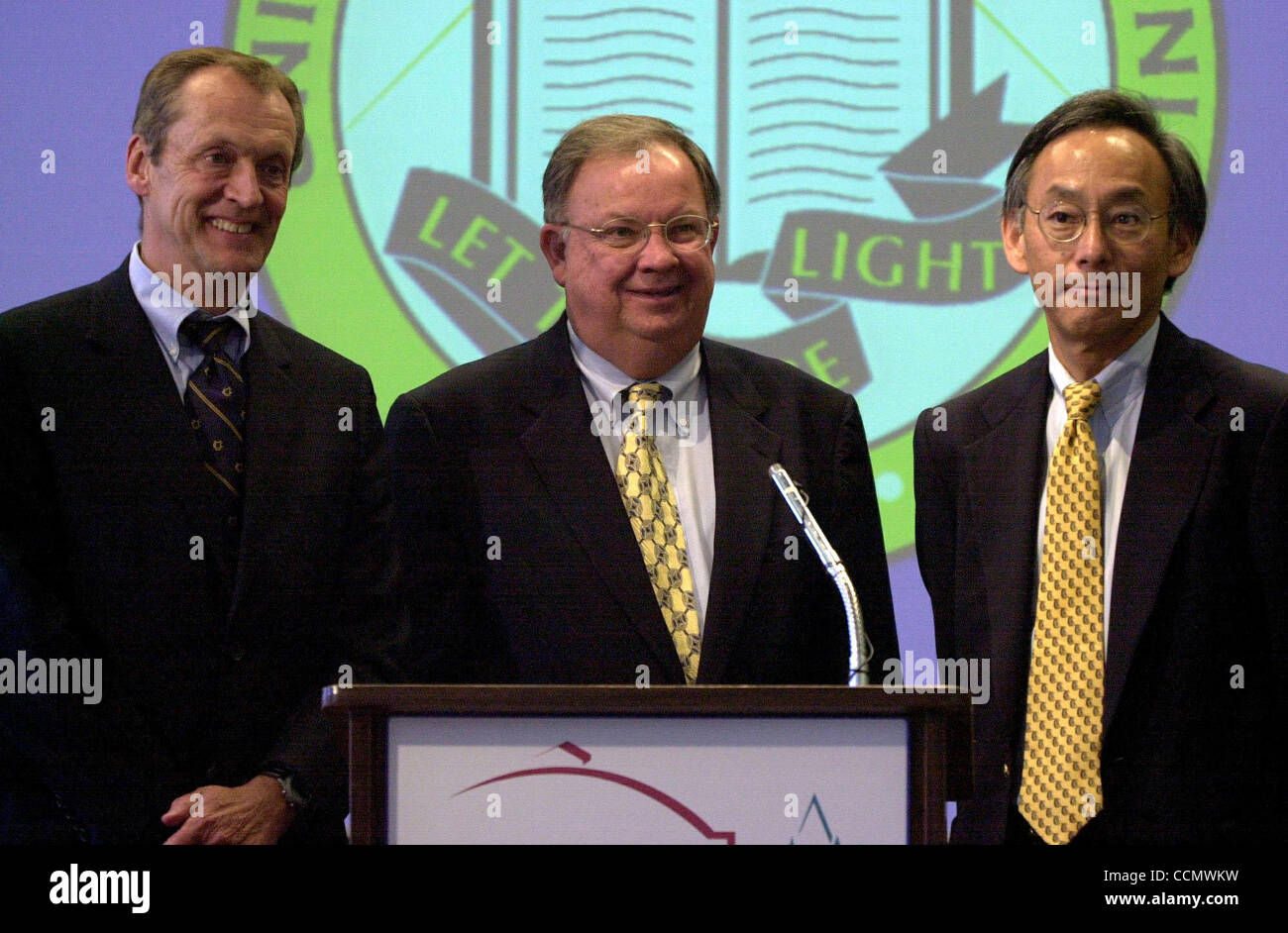 UC President Robert C. Dynes, left, poses for a picture with departing Lawrence Berkeley National Laboratory Director Charles V. Shank, middle, and the new director Steven Chu, professor in the physics and applied physics departments at Stanford University and a co-winnner of the Noble Prize in phys Stock Photo
