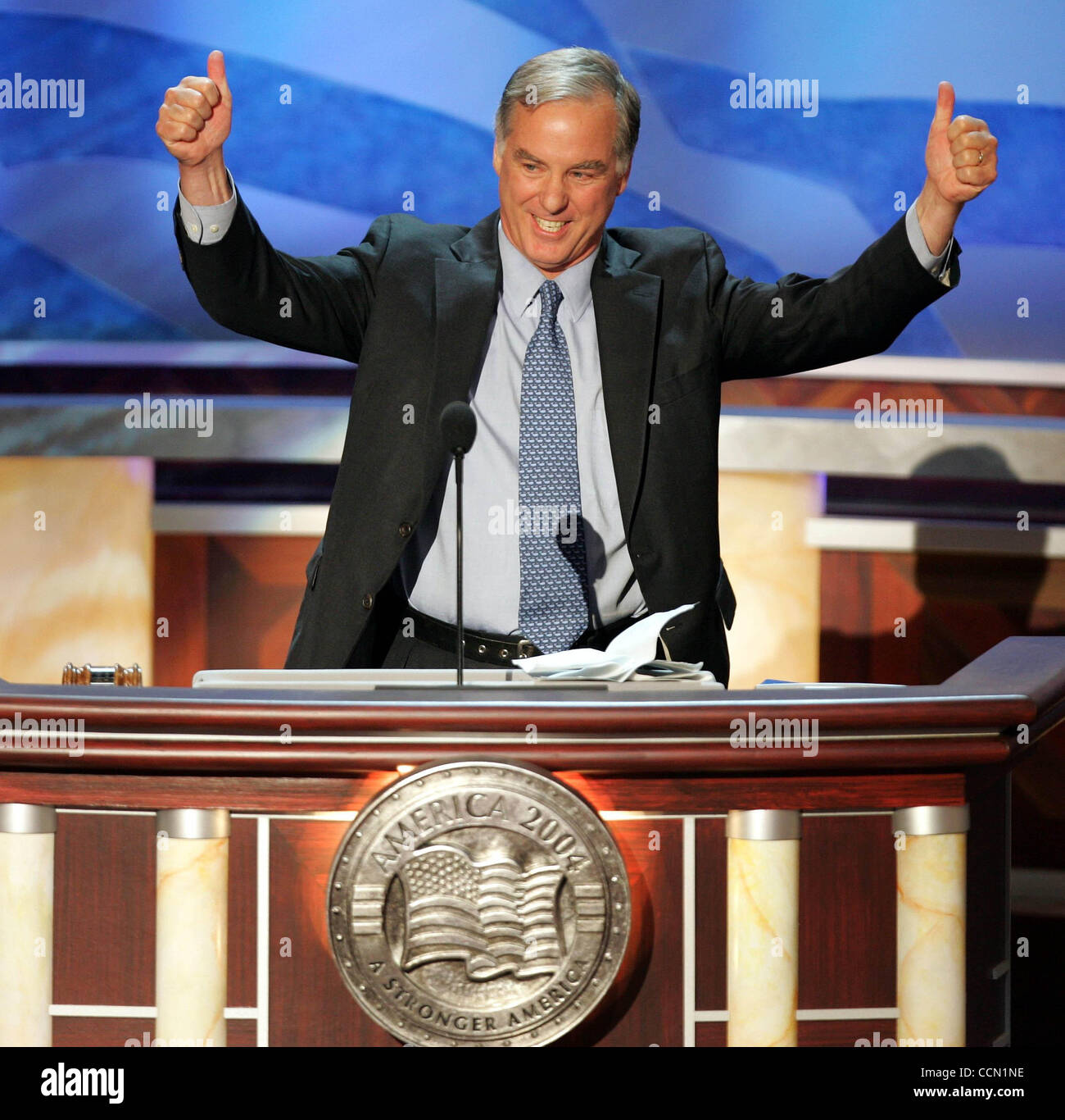 Photo by Richard Graulich/Cox News Service (The Palm Beach Post)  slug: COX-DEM-MAIN27 BOSTON, MA ..Former Vermont Governor and presidential candidate Howard Dean acknowledges the applause  Tuesday night as he begings his speech at the 2004 Democratic National Convention Tuesday night in Boston.  (P Stock Photo