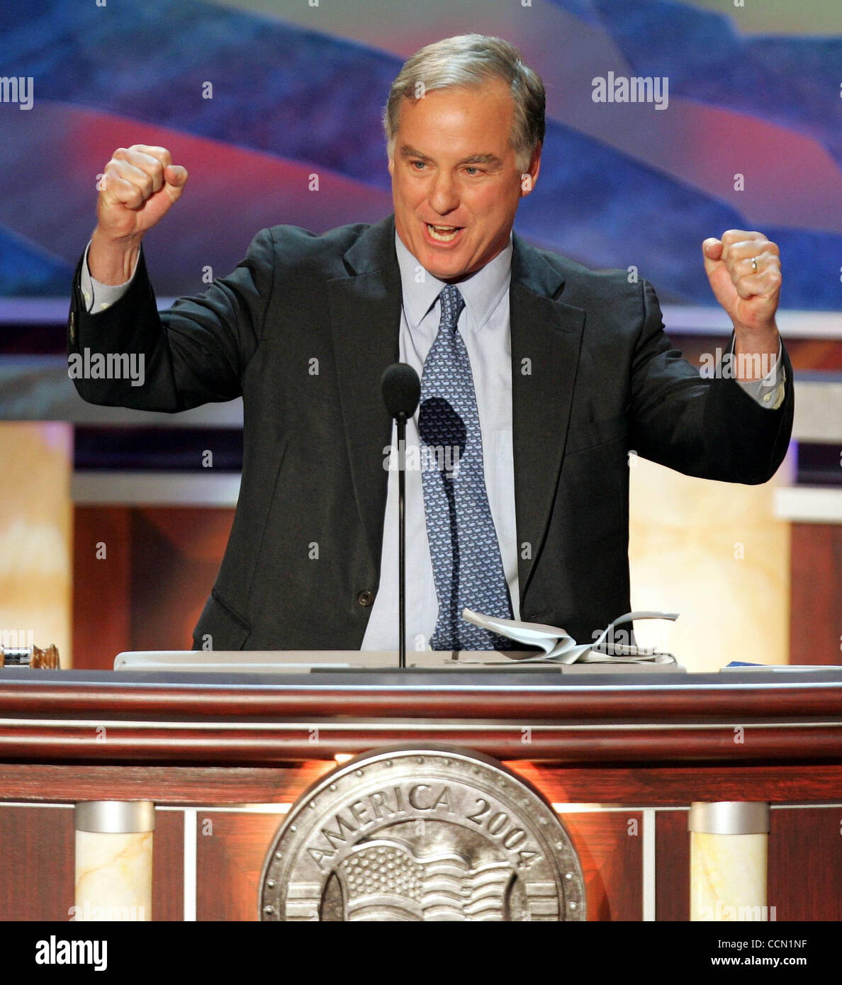 Photo by Richard Graulich/Cox News Service (The Palm Beach Post)  slug: COX-DEM-MAIN27 BOSTON, MA ..Former Vermont Governor and presidential candidate Howard Dean acknowledges the applause  Tuesday night as he begings his speech at the 2004 Democratic National Convention Tuesday night in Boston.  (P Stock Photo