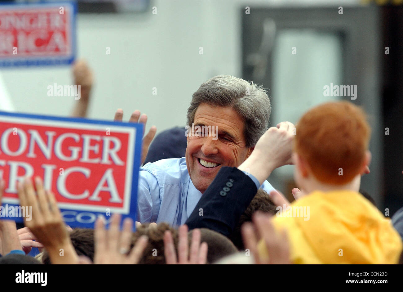 METRO-Senator John Kerry greets the crowd after arriving by boat with