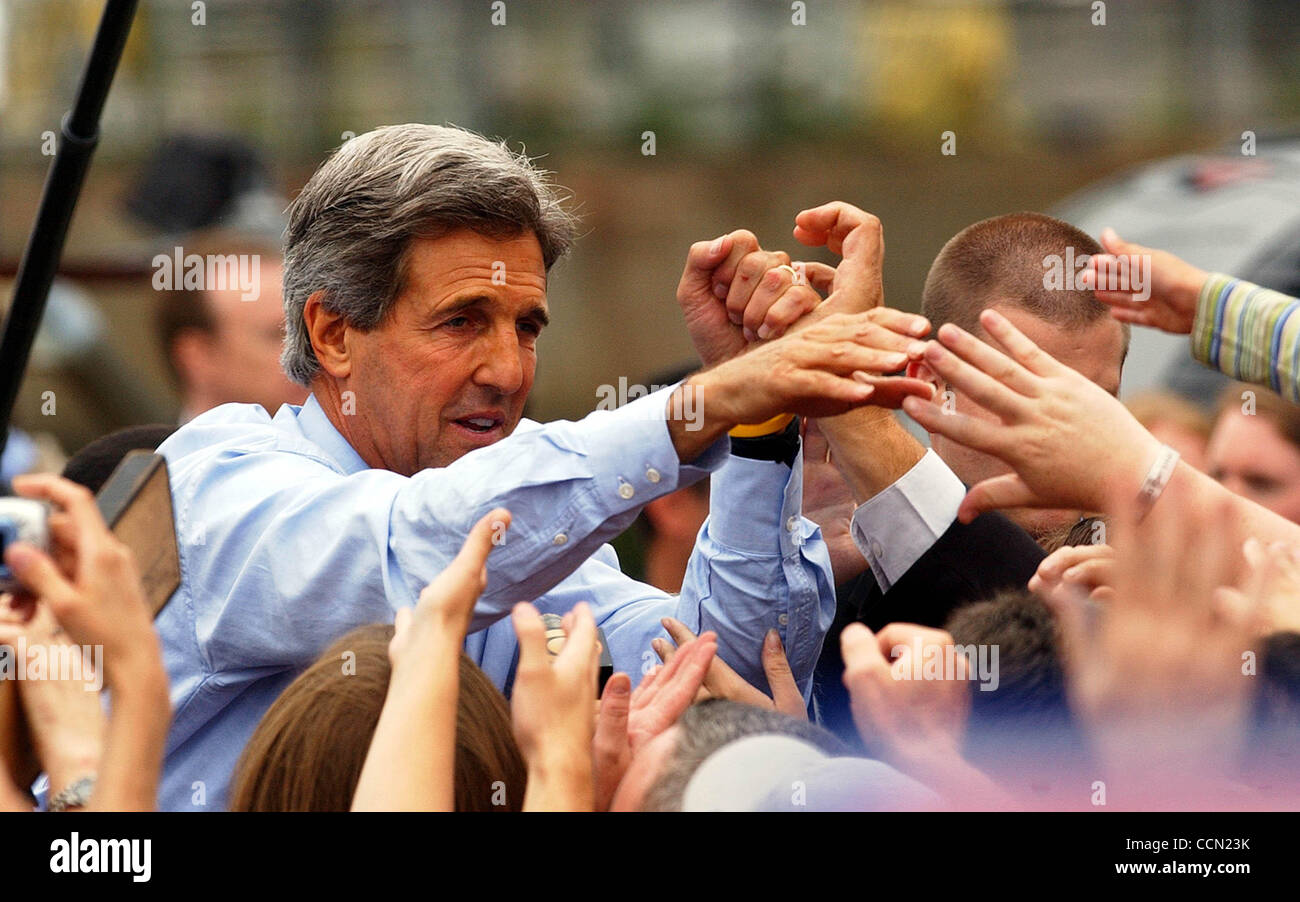 METRO-Senator John Kerry greets the crowd after arriving by boat with