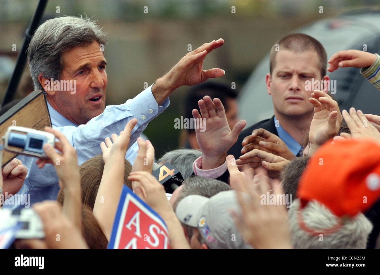 METRO-Senator John Kerry greets the crowd after arriving by boat with