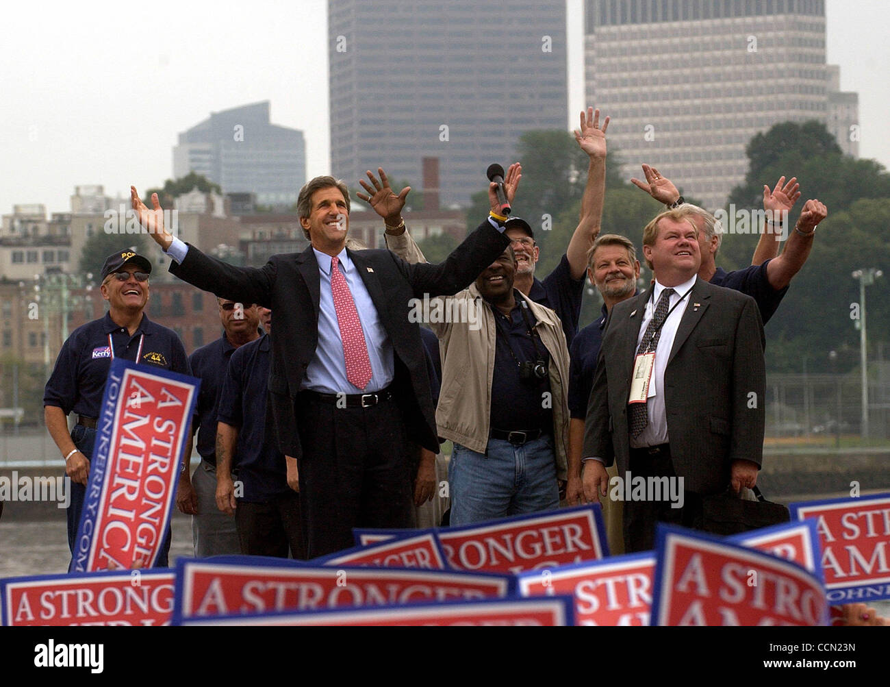 METRO-Senator John Kerry greets the crowd with his Vietnam crewmates