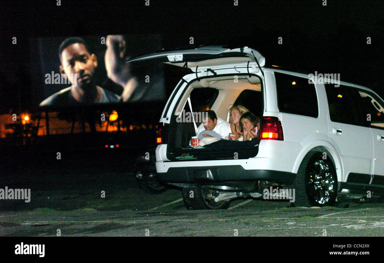 Drive in movie hires stock photography and images Alamy