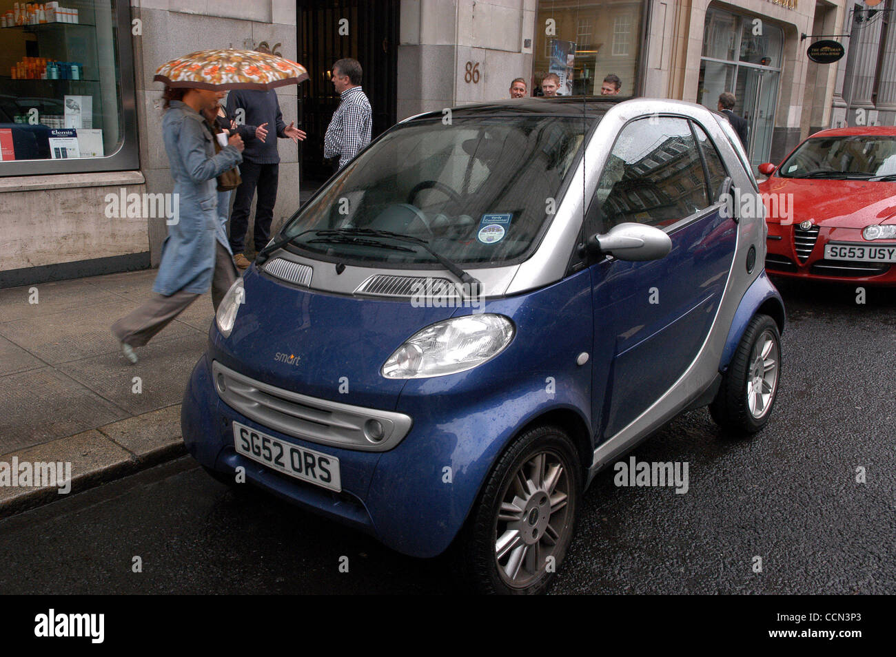 https://c8.alamy.com/comp/CCN3P3/tiny-two-seater-high-mileage-smart-car-parked-on-a-glasgow-scotland-CCN3P3.jpg
