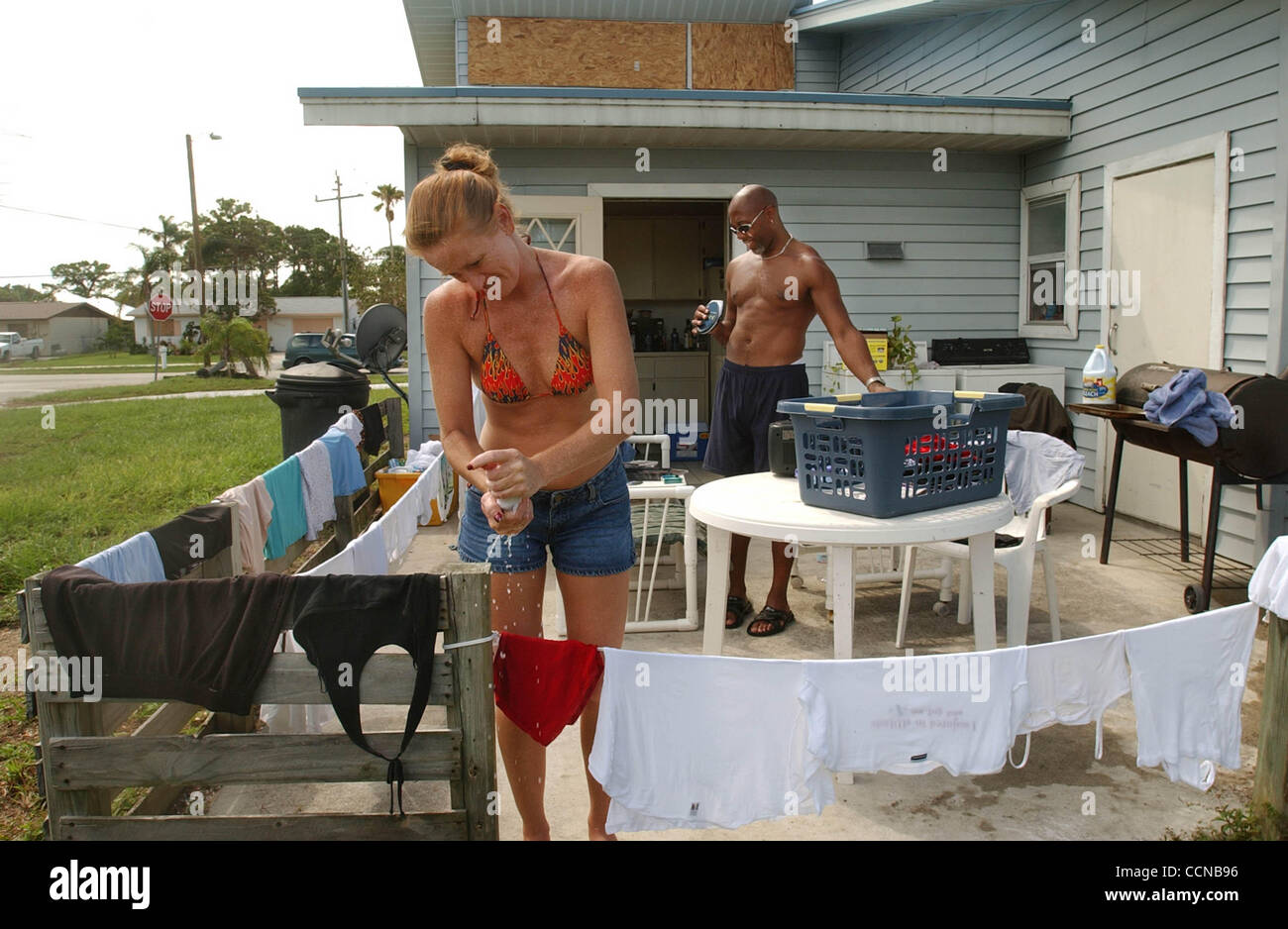 091104 HUR laundry JS-A : JENSEN BEACH: Angela Tullis <cq> and her ...