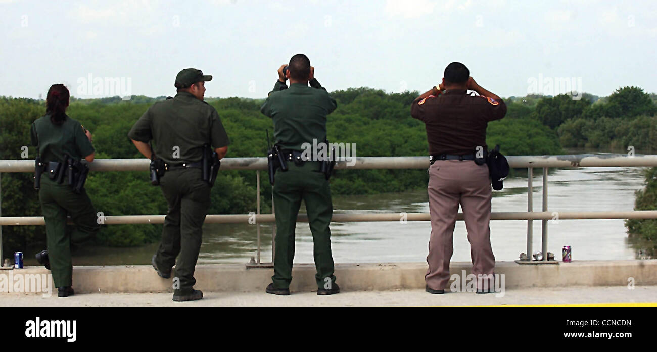 STATE/DAILY/ MISSING BORDER APTROL AGENTS: Keeping a watchful eye from above the Los Indios Bridge U.S Border Patrol agents and local police look up river where 2 Us Border Patrol agents have gone missing since Sunday. DELCIA LOPEZ/STAFF Stock Photo