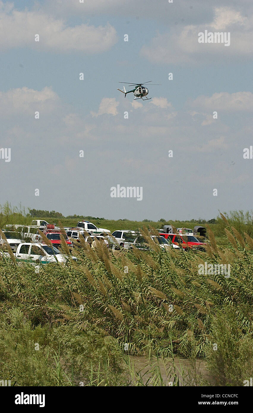 STATE/DAILY/ MISSING BORDER APTROL AGENTS: U.S. Border Patrol helicopter joins in the search for the 2 border patrol agents along the banks of the Rio Grande River near Los Indios, Texas Sept. 20, 2004. DELCIA LOPEZ/STAFF Stock Photo