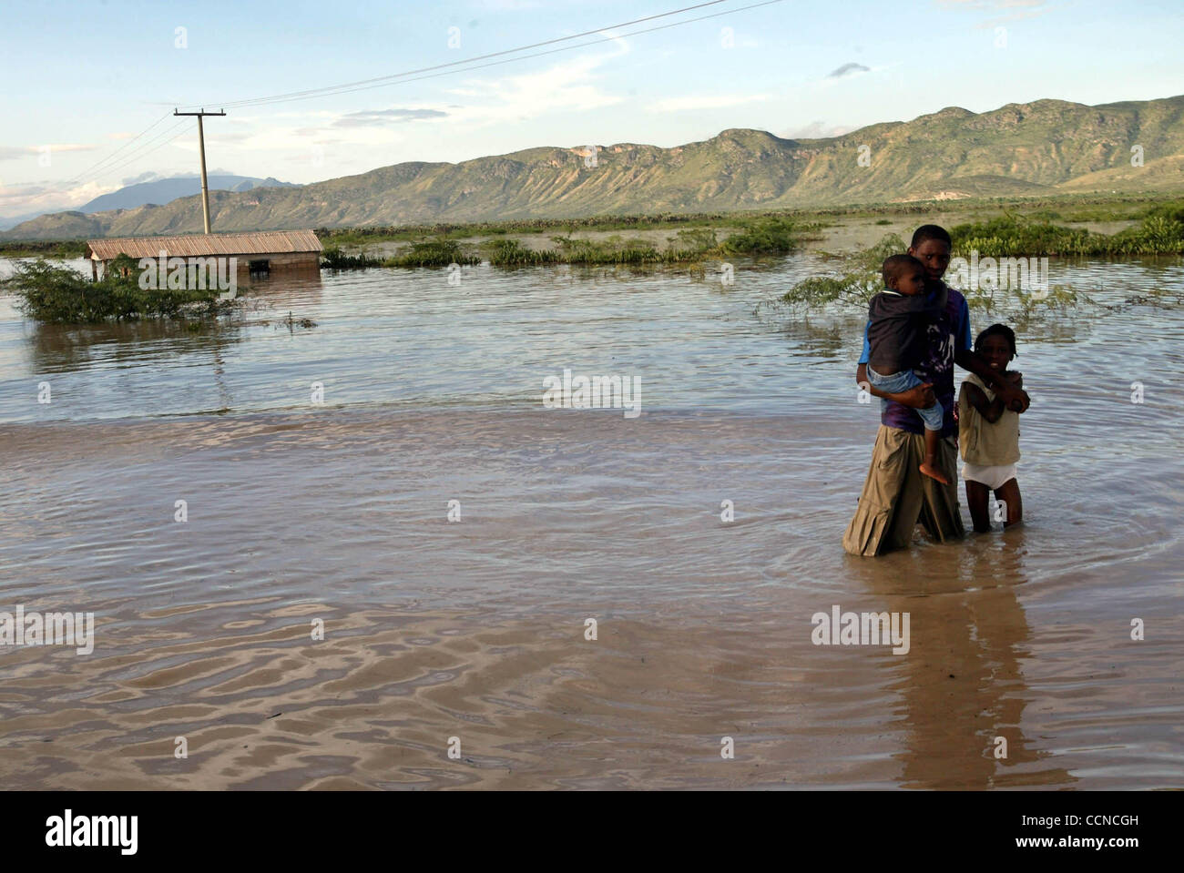 GONAIVES, HAITI; 9/21/04 Haitians leave Gonaives Tuesday evening