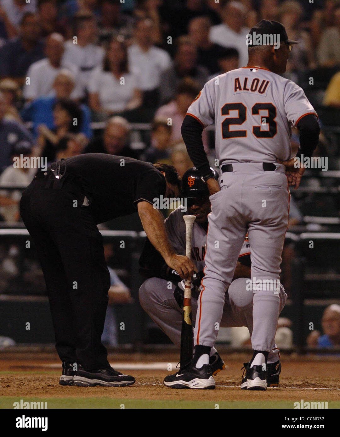 San Francisco Giants Barry Bonds, #25, is attended by head trainer