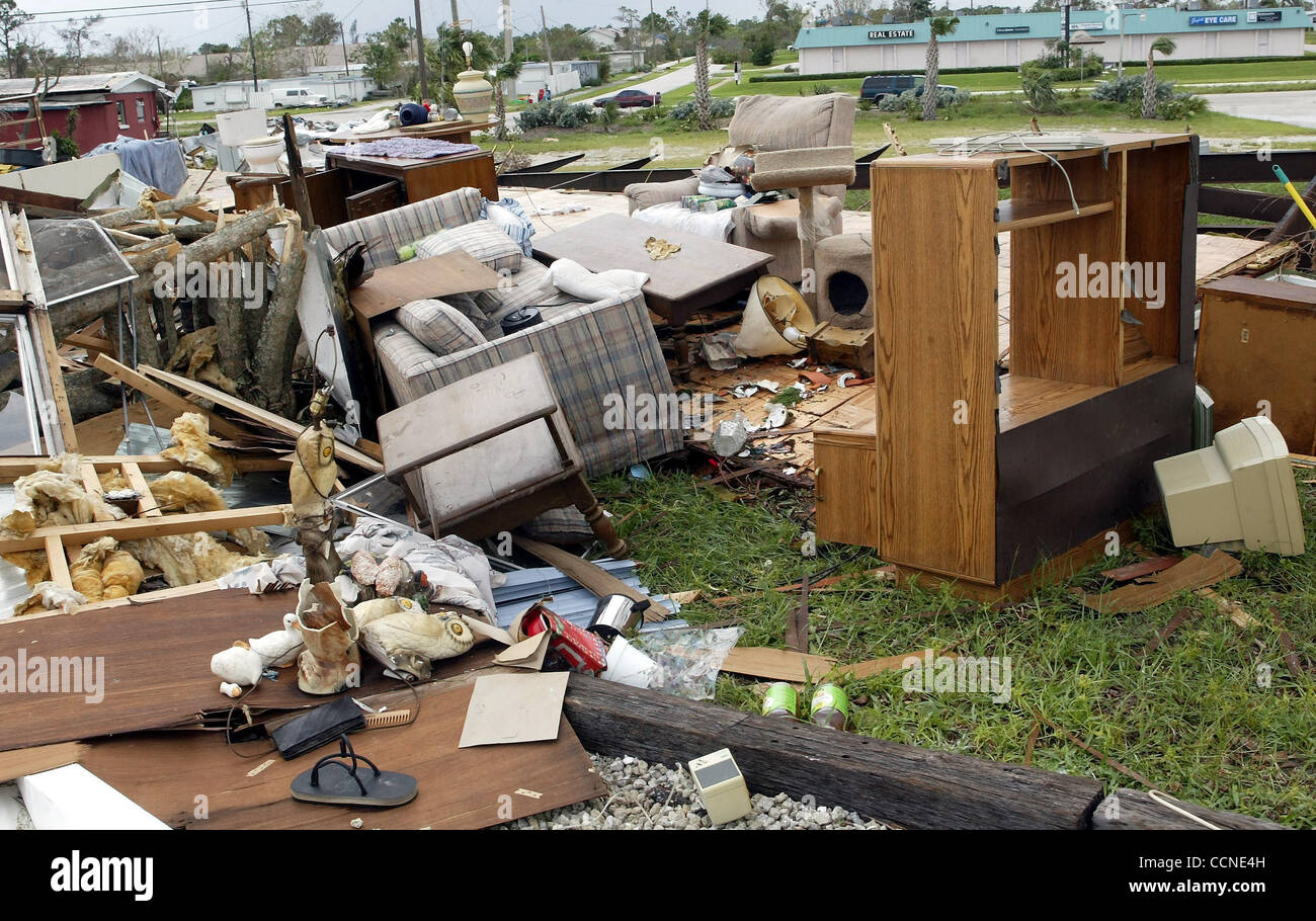 092604 hur jeanne lv sunday 4-4: HOBE SOUND. Photo by Libby Volgyes. A mobile home at the Angle-In Mobile Court in Hobe Sound took suffered considerable damage from Hurricane Jeanne. OUT SUN SENTINEL. OUT STUART NEWS, OUT MAGAZINES, NO SALES Stock Photo