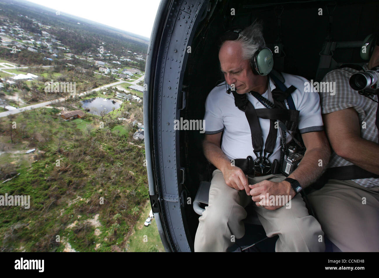 092904 hur ae- Director of the National Hurricane Center, Max Mayfield, flys over Wabasso to get a first hand look at the damage caused by hurricanes Jeanne and Frances. Staff photo Allen Eyestone. Stock Photo