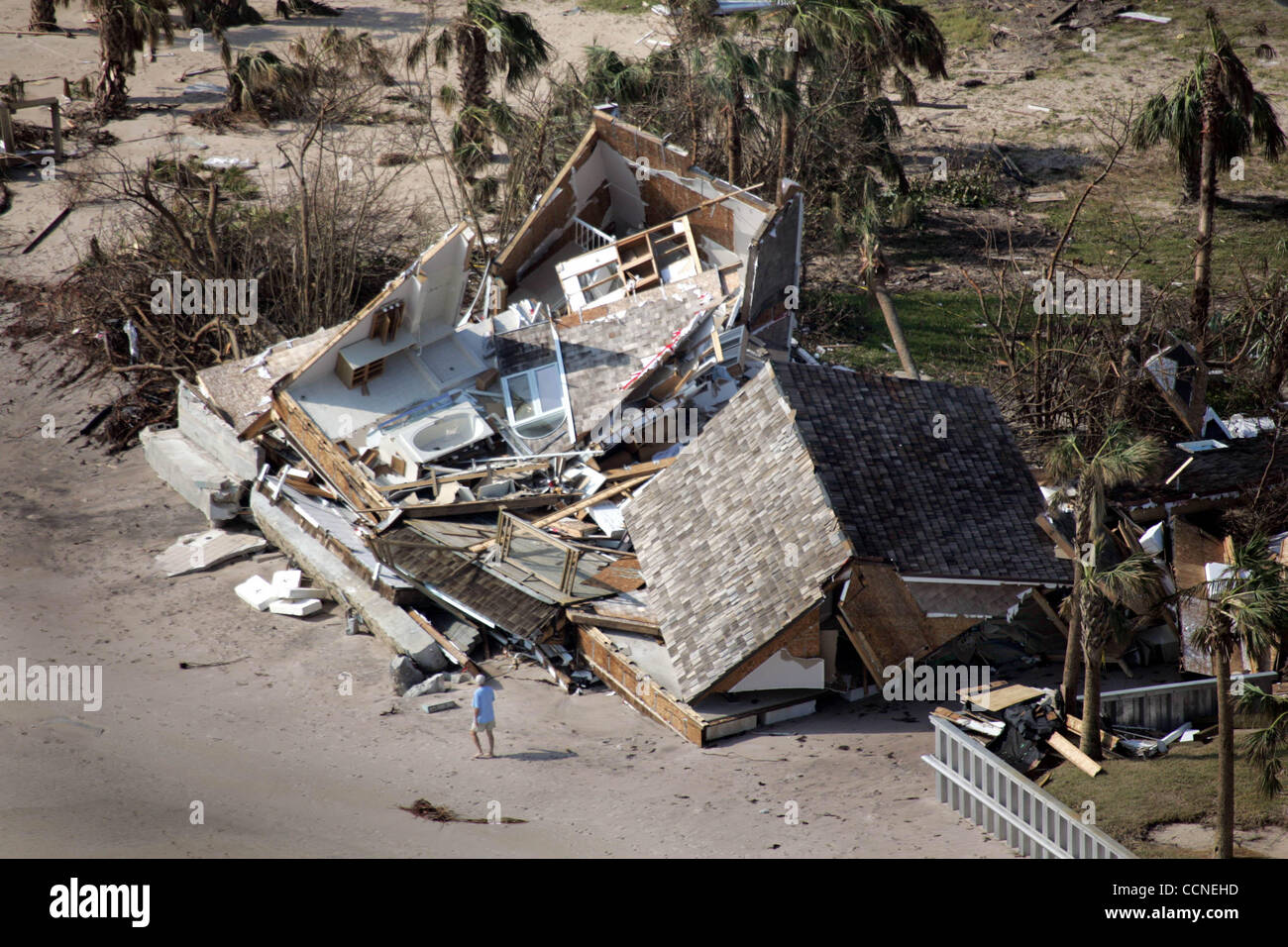 092904 hur ae-An ocean front home south of Vero Beach is destroyed by Hurricane Jeanne.  Staff photo Allen Eyestone. Stock Photo