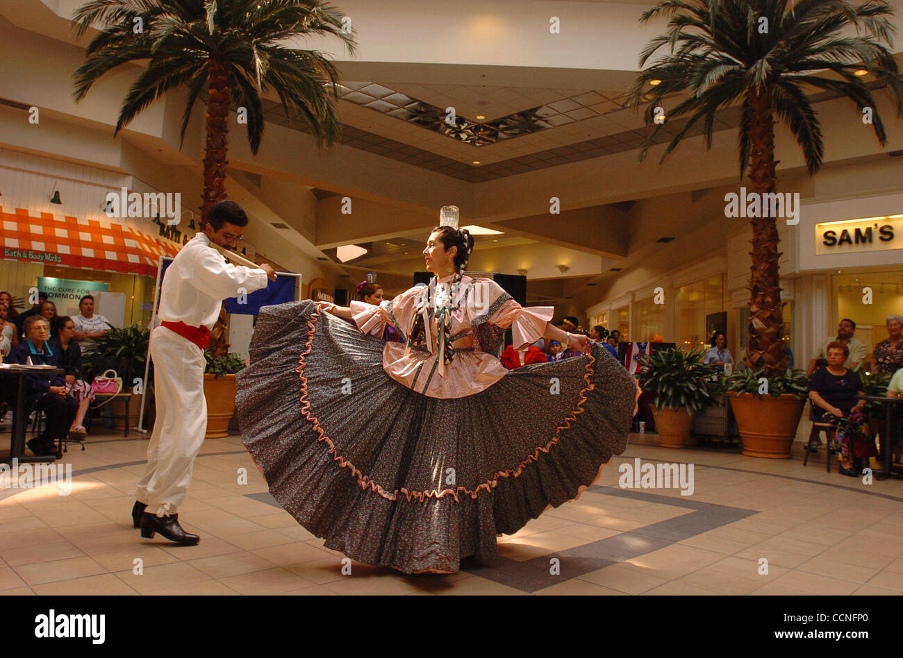 Ruben Rodriguez and Elena Najera from the ballet folklorico group Olin de Contra Costa dance the Nayarit style of dance during a performance for the National Hispanic Heritage Month festivities at the Somersville Town Center on Sunday, October 3, 2004 in Antioch, Calif. (Jose Carlos Fajardo/Contra C Stock Photo