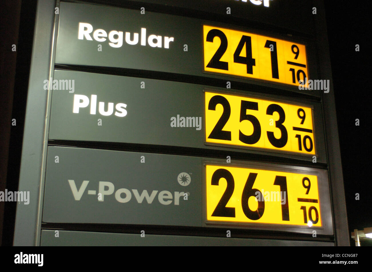 As NYMEX Crude Oil prices hit an all time high at the closing bell on Friday, October 8, 2004 ($53.34/ barrel), gasoline prices in Los Angeles reach a new peak for the second week in a row. 10/9/04, Hermosa Beach, Ca, Rob DeLorenzo. Stock Photo