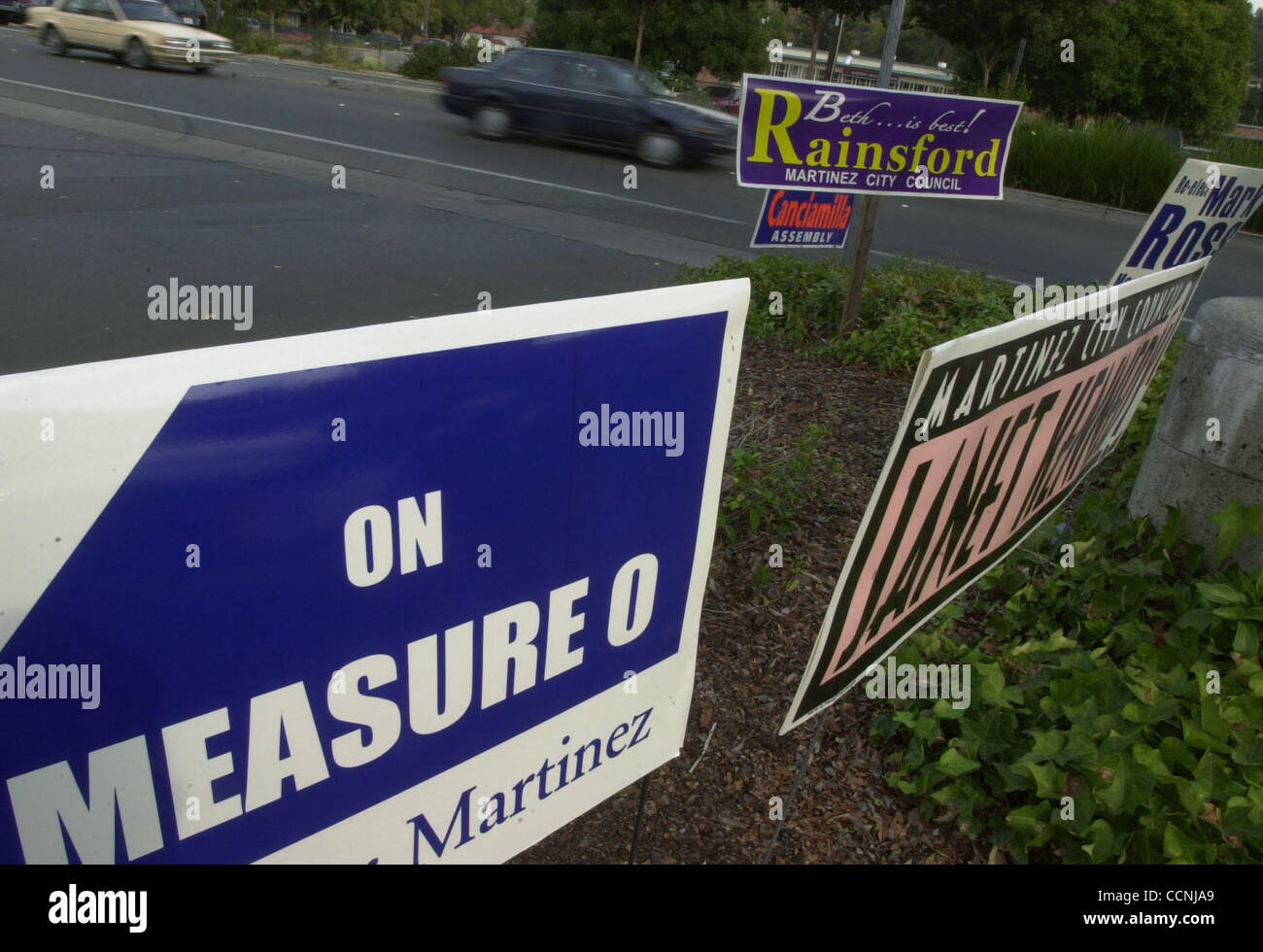 Campaign signs sprout along Alhambra Avenue in Martinez, Calif., Friday, October 15, 2004. (Contra Costa Newspapers / Kristopher Skinner) Stock Photo