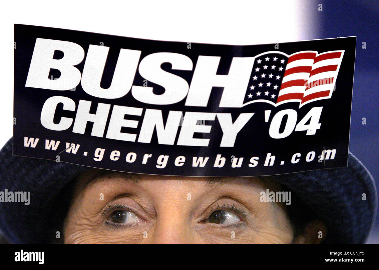 102704 met politics--West Palm Beach--Kiki Shapero, cq, of the Acreage dons a hat with a Bush Cheney sticker as she attends a speech by former US Congressman J.C. Watts of Oklahoma at Redemptive Life Fellowship. Staff photo by Greg Lovett Stock Photo