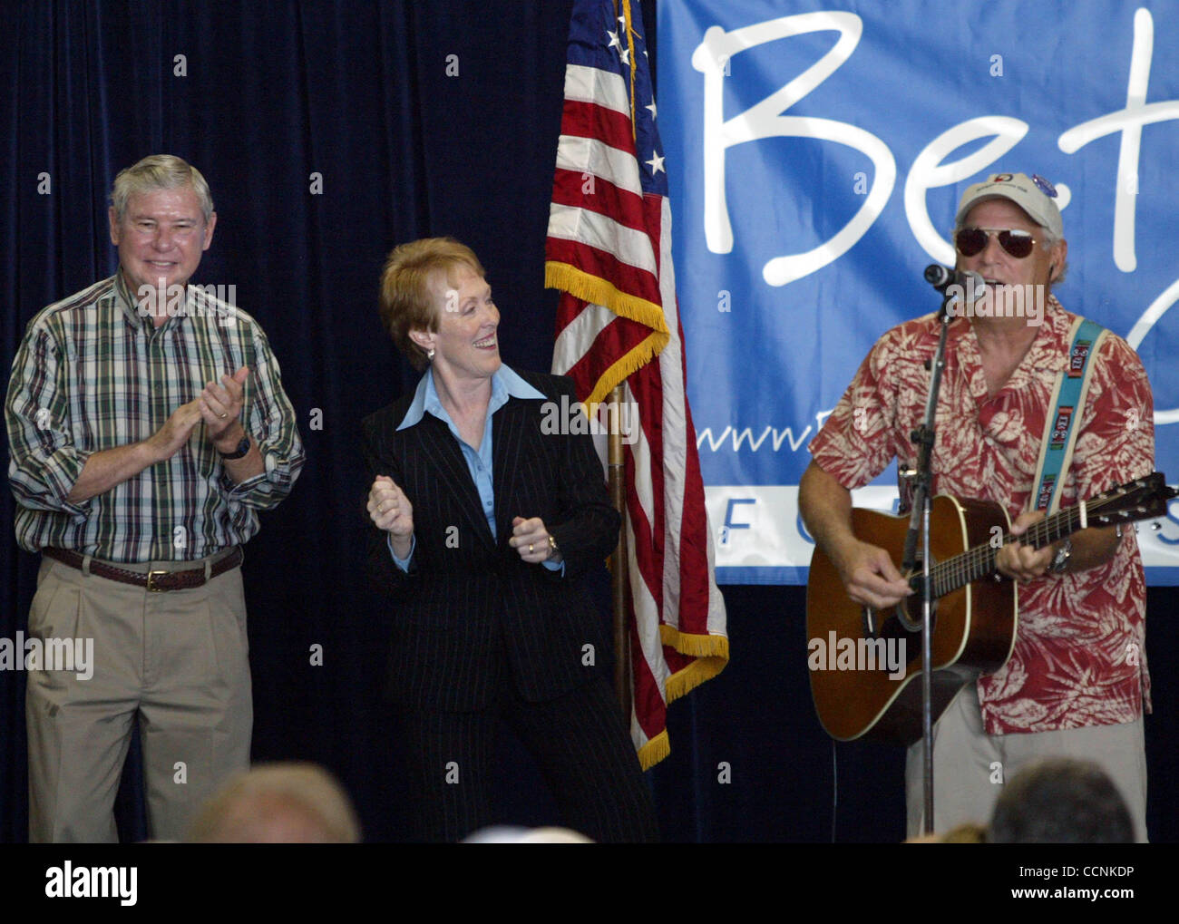 110104 MET Castor 2/2-staff photo by Shannon O'Brien West Palm--Senate hopeful Betty Castor does a little dance as she and retiring senator Bob Graham listen to Jimmy Buffet perform during a rally for Castor at Galaxy Aviation.  NOT FOR DISTRIBUTION OUTSIDE COX PAPERS    OUT PALM BEACH,  BROWARD, MA Stock Photo