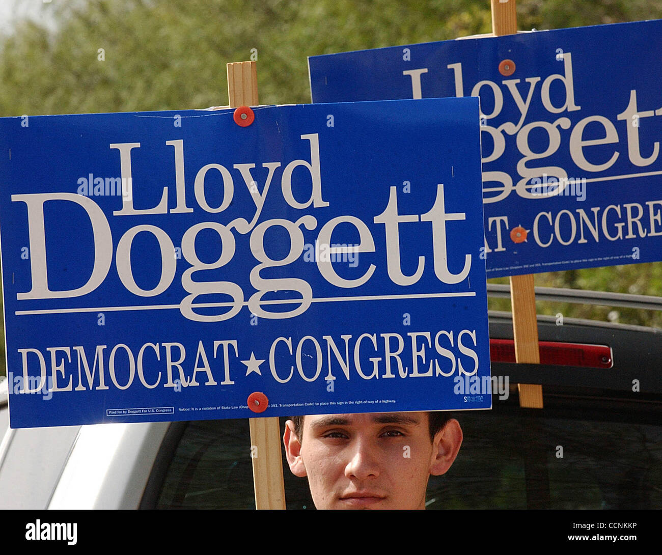 STATE/DAILY/ VALLEY ELECTIONS 04 Omar Ramrez.17,holds up candidate