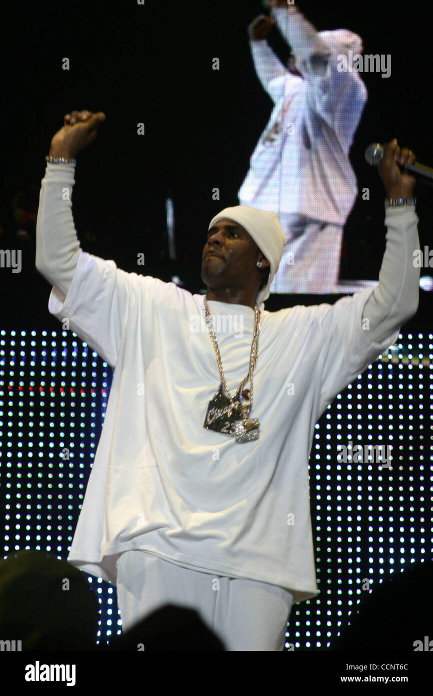 R. Kelly at Jay-Z's Madison Square Garden concert on Nov. 25th, 2003 ...