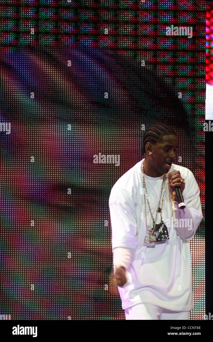 R. Kelly at Jay-Z's Madison Square Garden concert on Nov. 25th, 2003 ...