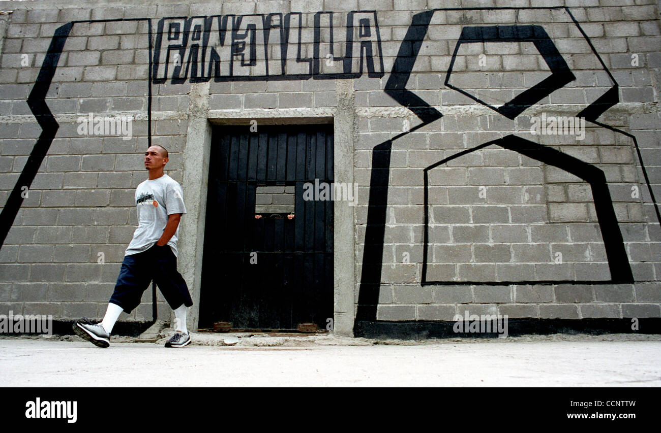 An 18th Street gang member walks inside a cellblock in a federal prison near Tegucigalpa, Honduras. Photographer: Luis J. Jimenez City: Tegucigalpa Country: Honduras Date: June 10, 2004 Stock Photo