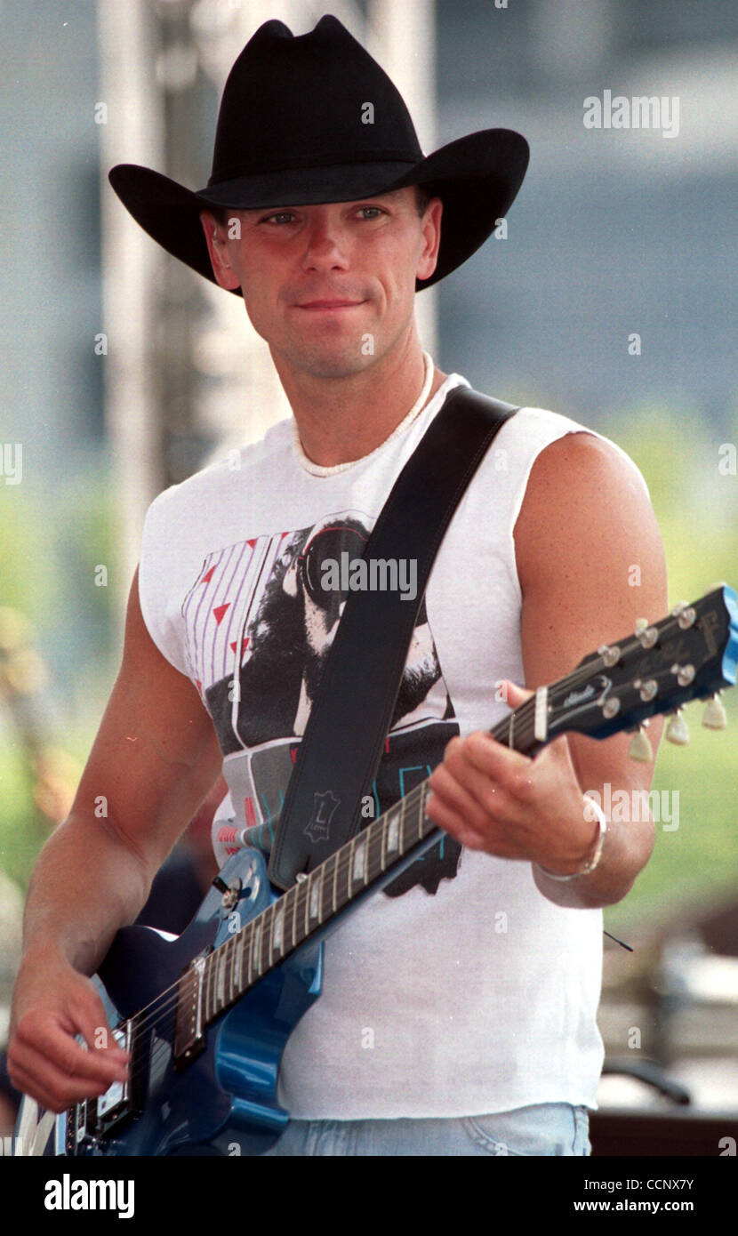 Jun 5 2003; Nashville, TN, USA; Country Musician Kenny Chesney performs