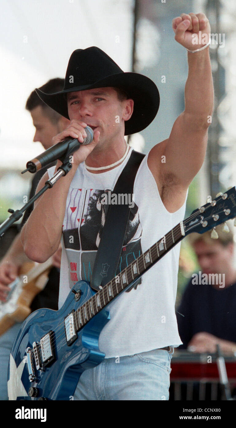 Renee zellweger kenny chesney hi-res stock photography and images - Alamy