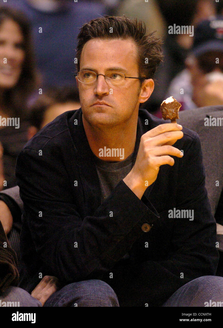 Feb 22, 2004; Los Angeles, CA, USA; Actor MATTHEW PERRY watches to Laker Girls perform while sitting courtside at a game against the Philadelphia 76ers. Stock Photo