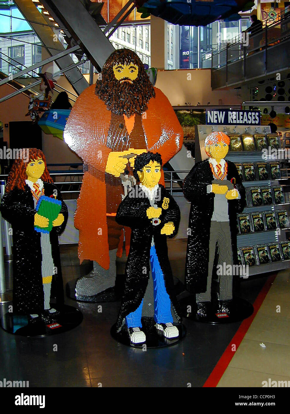 Apr. 25, 2003 - New York, New York, U.S. - Toys R US in Midtown Manhattan  built Replicas of the Harry Potter Characters out of ''LEGOS Blocks'' from  JK Rowlings Books. NYC.4/27/03.(Credit