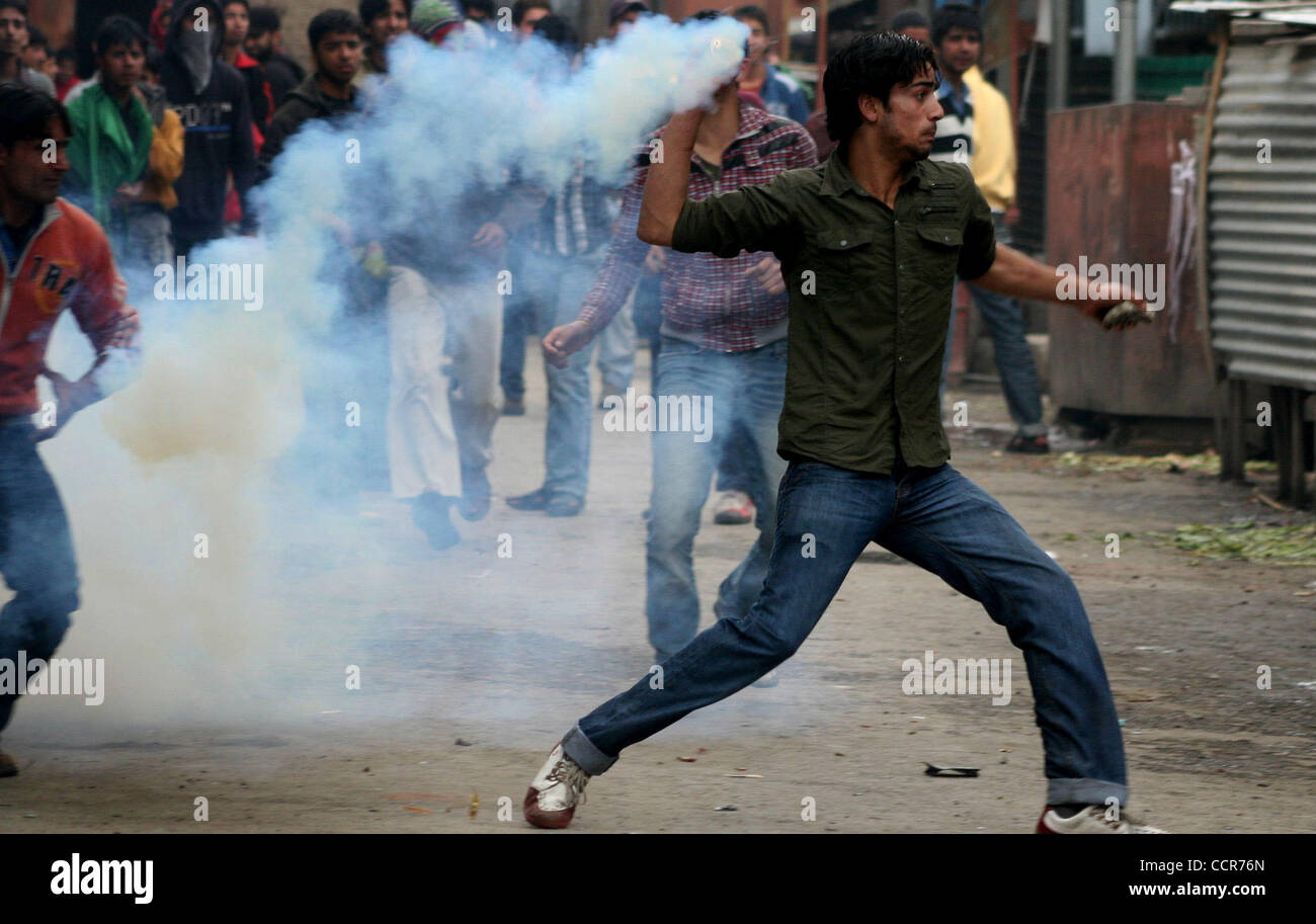 kashmiri muslim protester throw back tear gas shall at indian poice