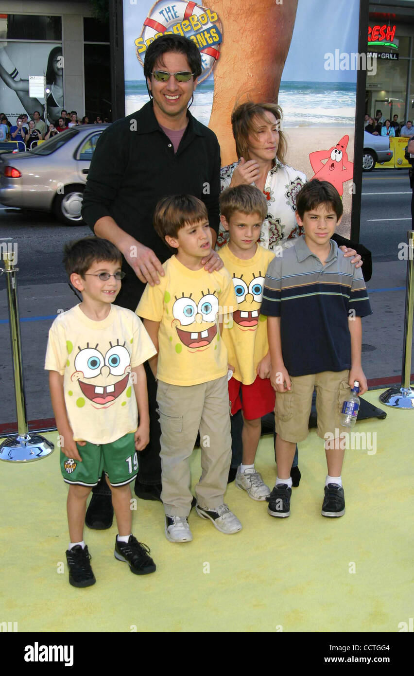 Nov. 14, 2004 - Hollywood, California, U.S. - K40311EG.SPONGEBOB SQUAREPANTS MOVIE WORLD PREMIERE AT GRAUMAN'S CHINESE THEATRE IN HOLLYWOOD, CALIFORNIA.11/14/2004.  /E.G.I./   2004.RAY ROMANO AND FAMILY(Credit Image: Â© Ed Geller/Globe Photos/ZUMAPRESS.com) Stock Photo