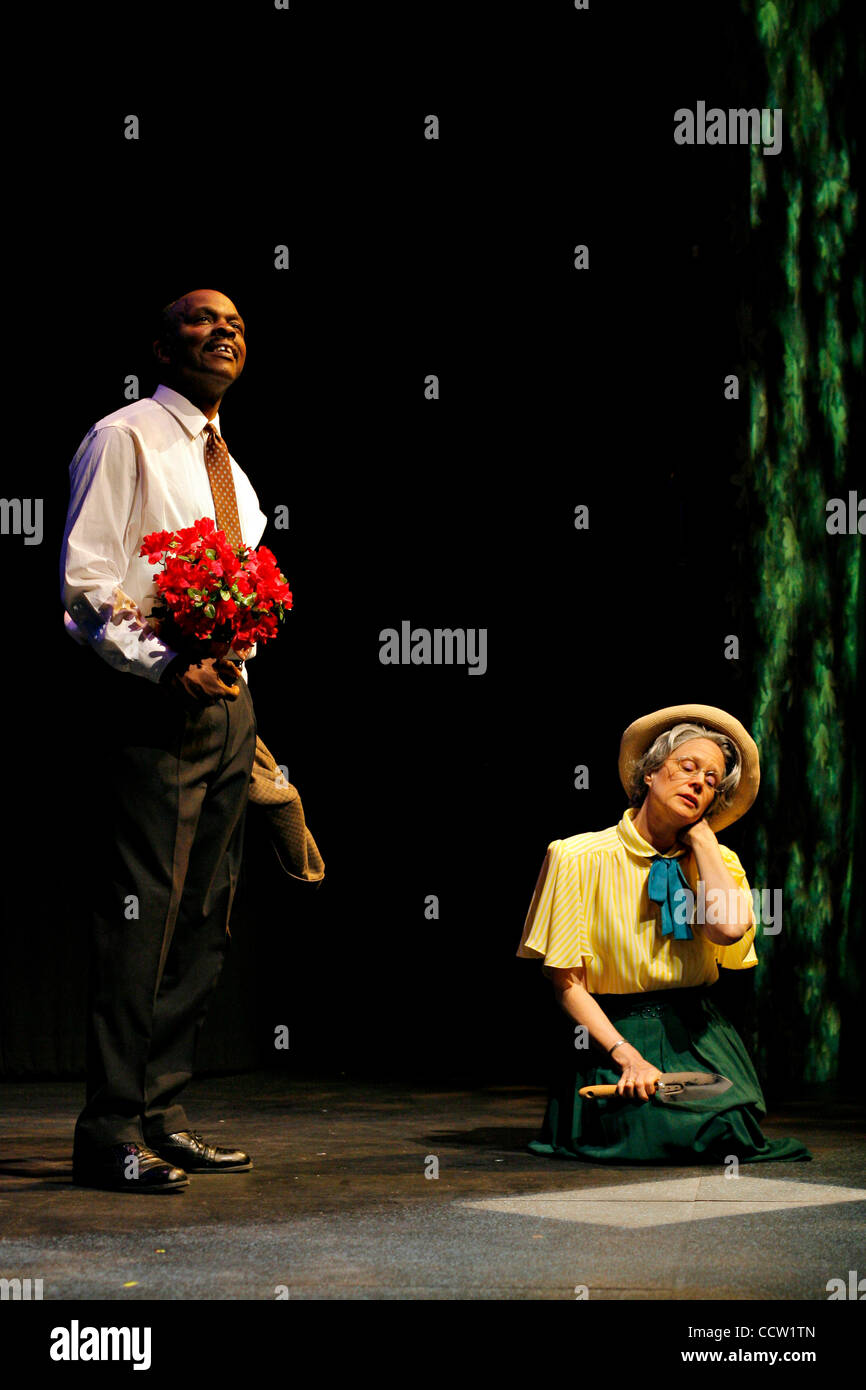 MELISSA LYTTLE   |   Times SP 319565 LYTT DRIVING 4 of 4  (03/05/2010 ST. PETERSBURG)  Hoke Colburn (played by Bob Devin Jones) holds flowers for Daisy Werthan (played by Ann Morrison) while she tends to her husband's grave site during the American Stage production of Driving Miss Daisy. The play pr Stock Photo