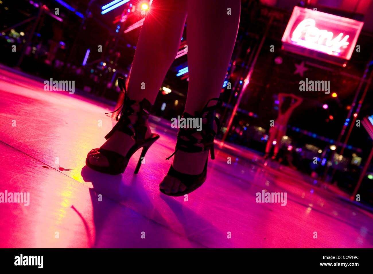 Atlanta, GA -- CYNDEE WOODS, 21-year-old dancer at Pink Pony strip club in  Atlanta has been dancing for tips for three years. MODEL RELEASED ©Robin  Nelson Stock Photo - Alamy