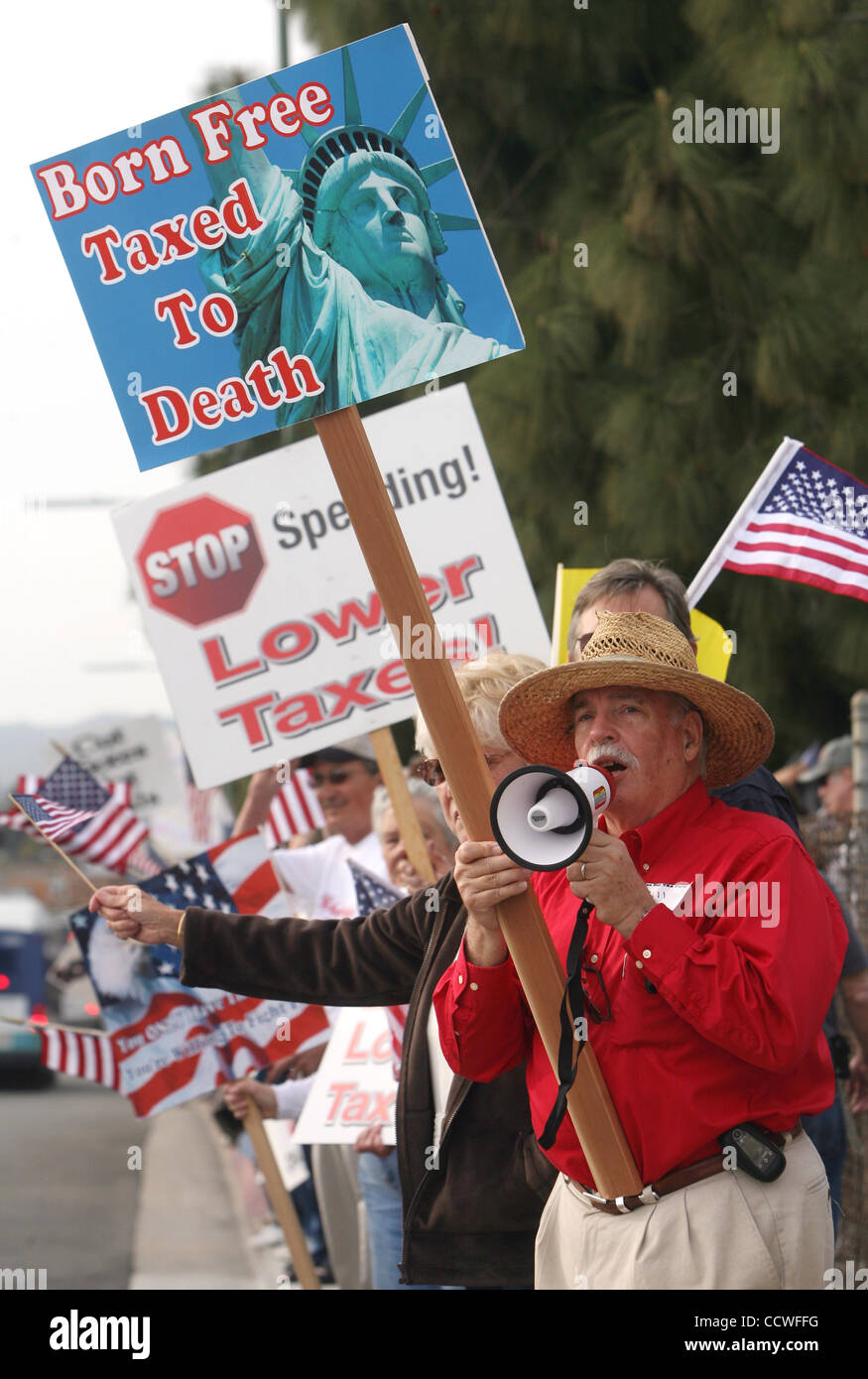 Bill Metzger uses a loud speaker to urge cars to honk their horn during a Tea Party rally against taxes in Escondido on Thursday. Photo Hayne Palmour IV Stock Photo