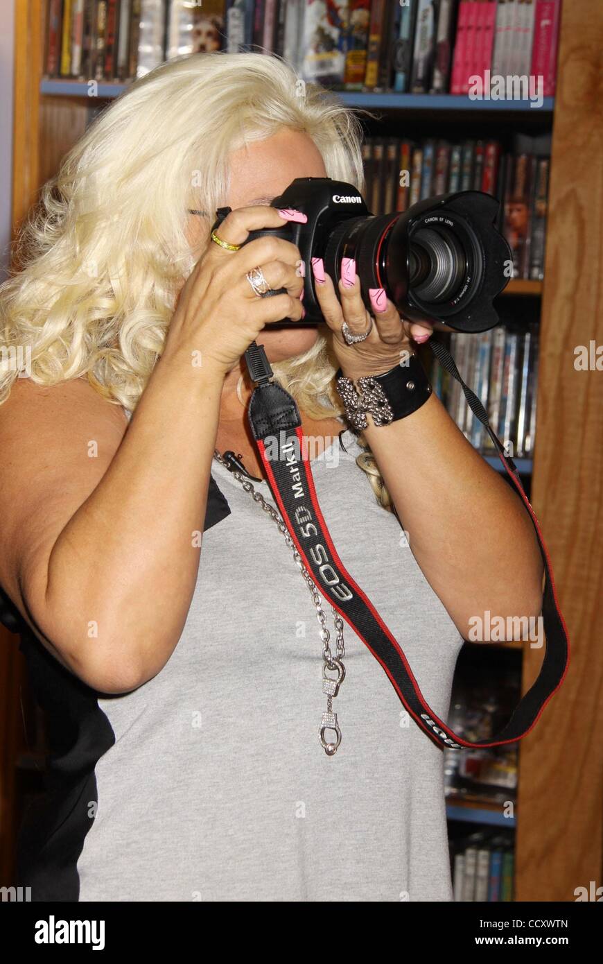 Mar 19, 2010 - New York, New York, USA - BETH CHAPMAN, wife of DUANE CHAPMAN  aka 'Dog the Bounty Hunter, tries her hand as a paparazzi during the  promotion of Dog's