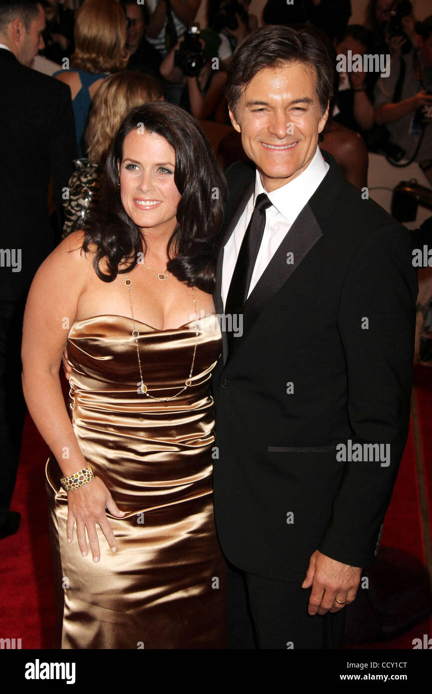 DR. MEHMET OZ and LISA OZ attend the Metropolitan's Museum of Art Costume  Institute Gala Benefit for the opening of the new exhibit 'American Woman:  Fashioning A National Identity' Stock Photo -