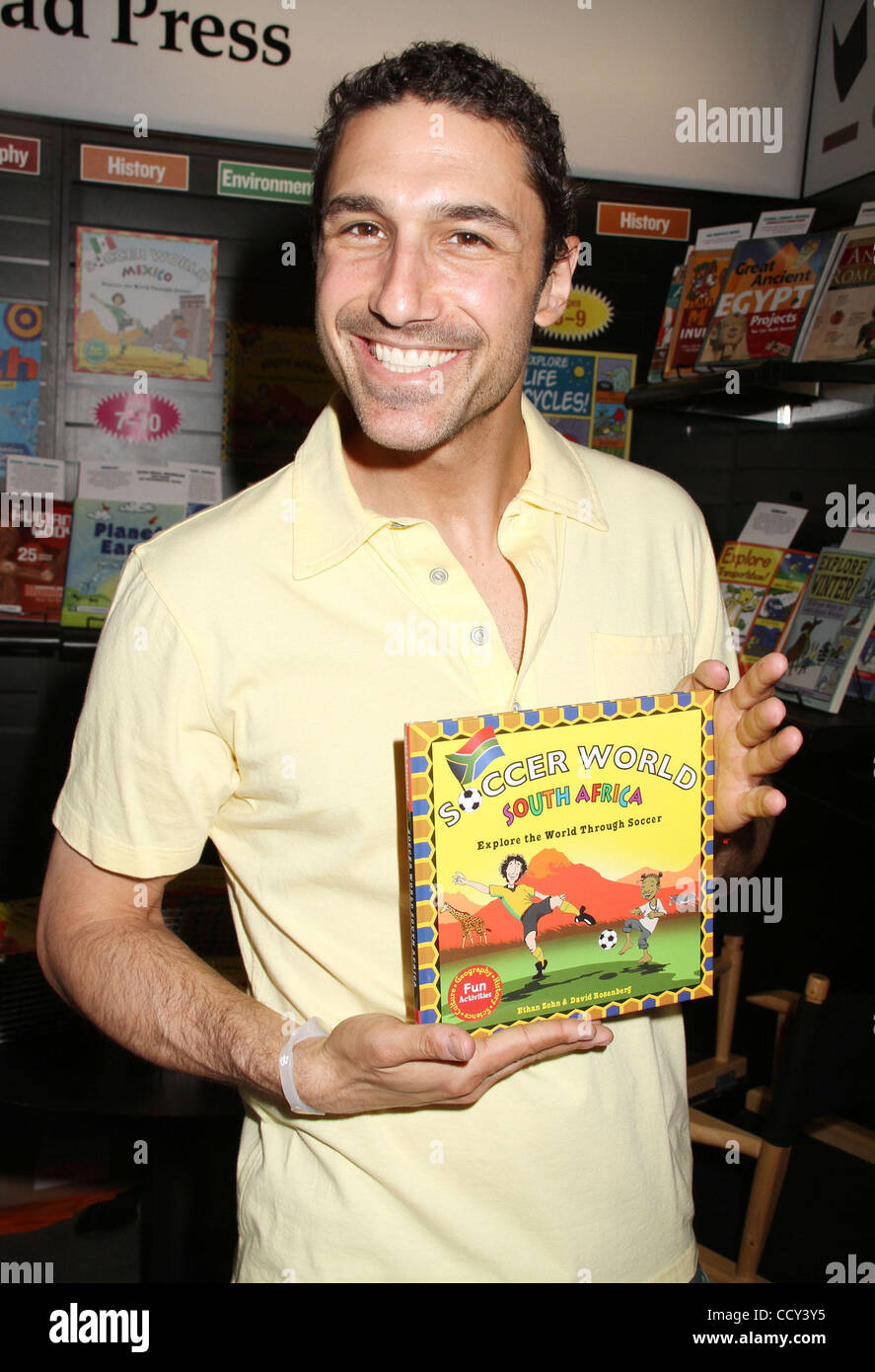 Ethan Zohn Survivor High Resolution Stock Photography and Images - Alamy