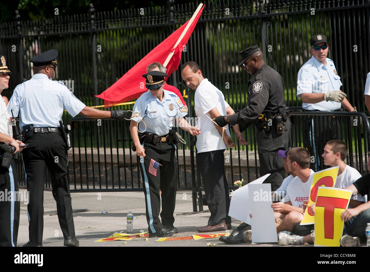 us-park-police-officers-arrest-us-rep-luis-gutierrez-d-ill-for
