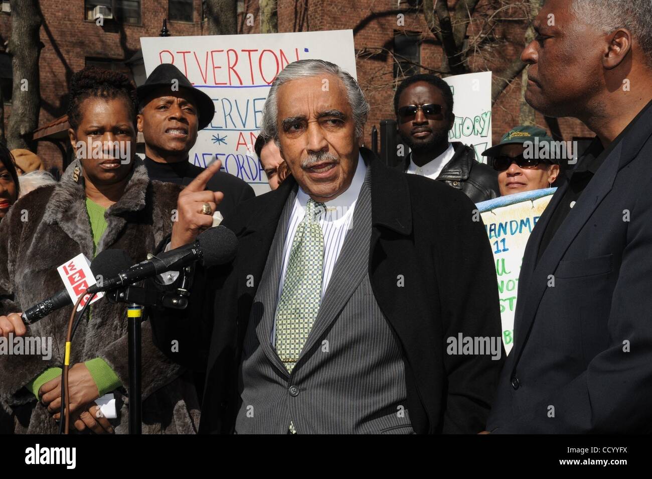 Mar 07, 2010 - Manhattan, New York, USA - CYNTHIA ALLEN (L) President of Riverton Houses Tenant Association, State Senator BILL PERKINS (2nd from L) and State Assemblyman KEITH WRIGHT (R) look on as Rep. CHARLES RANGEL (C) joins tenants and other local elected officials and supporters at a rally dem Stock Photo