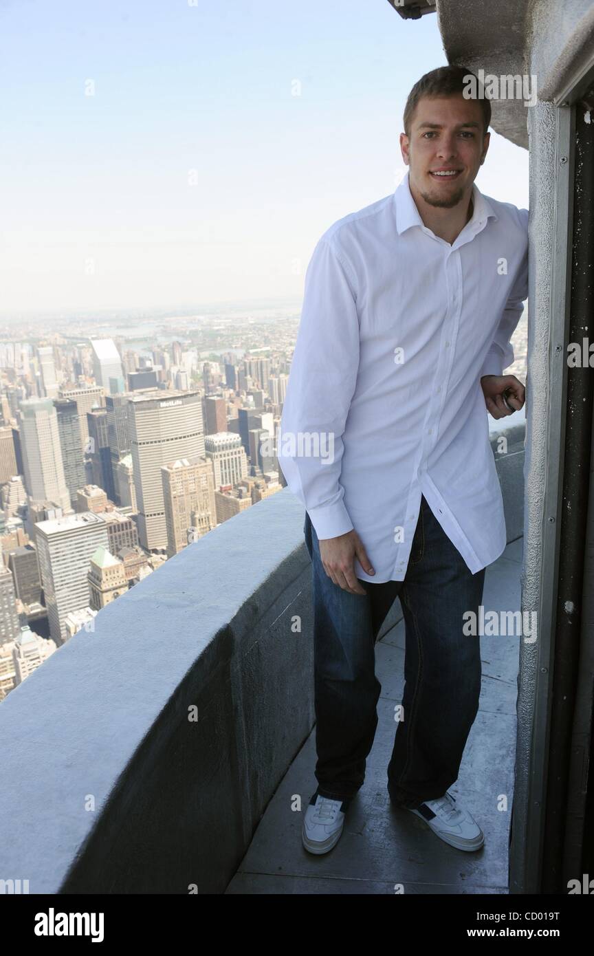 May 05, 2010 - Manhattan, New York, USA - New York Knicks All-Star DAVID LEE lights and tours the Empire State Building in honor of Project Sunshine Week.  (Credit Image: Â© Bryan Smith/ZUMA Press) RESTRICTIONS:  * New York City Newspapers Rights OUT * Stock Photo